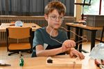 Een zelfgemaakt bibberspel en bureau-auto