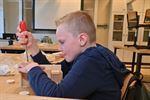 Een zelfgemaakt bibberspel en bureau-auto