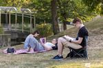 Zomerlezen in het park, zien lezen doet lezen