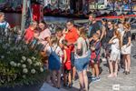 Grabbelen naar gratis tickets voor de kermis