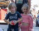 Grabbelen naar gratis tickets voor de kermis