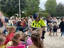 Politie deelt fluohesje-sleutelhangers uit