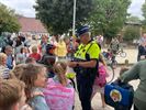 Politie deelt fluohesje-sleutelhangers uit
