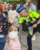 Politie deelt fluohesje-sleutelhangers uit