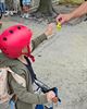 Politie deelt fluohesje-sleutelhangers uit