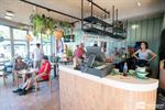 André Pasternak aan brasserie De Meerpaal