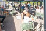 André Pasternak aan brasserie De Meerpaal