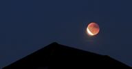 Bloedmaan blijft (lang) achter de wolken (2)