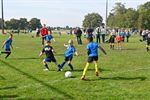 Kinderen genieten van 4-tegen-4 voetbaltornooi
