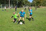 Kinderen genieten van 4-tegen-4 voetbaltornooi