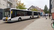 Bus raakt vrachtwagen