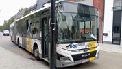 Bus raakt vrachtwagen