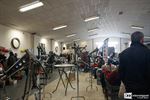 Motoren bewonderen in zaal Den Horst