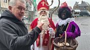 Sint bezoekt de wekelijkse donderdagmarkt
