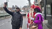 Sint bezoekt de wekelijkse donderdagmarkt