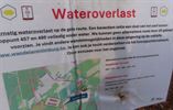 Bever zet wandelpad onder water