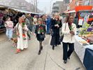 Vrouwen delen bloemen uit op de markt
