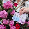 Vrouwen delen bloemen uit op de markt