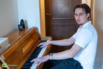 Dylan Dubrulle speelt piano op gevoel én op zicht