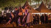 Festivalweide bruist, zonder vuurwerk