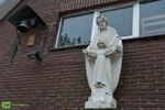 Wat met het beeld en de bel aan de school?