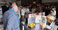Neos Peer proeft van PIPO Appelsappen