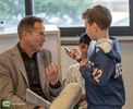 Minister Beenders ontmoet jonge auteurs van VOX