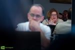 Rustige gemeenteraad in een koele raadszaal