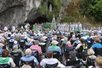 Paalse bedevaarders in Lourdes