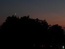 Jonge maan ontmoet Venus aan avondhemel