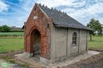 Kapel uit 1905 staat er troosteloos bij