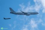 Tanker met gevechtsvliegtuigen boven de regio