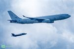 Tanker met gevechtsvliegtuigen boven de regio