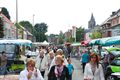 Drukke jaarmarkt met vuurtoren