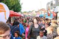 Drukke jaarmarkt met vuurtoren