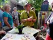 Veel volk in zonnig wijndomein