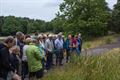 Bezoekers smaken kruidenwandeling