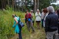 Bezoekers smaken kruidenwandeling