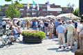 Veel volk en glas op Kerkplein en Marktplein