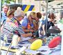 Veel volk en glas op Kerkplein en Marktplein