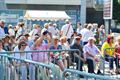 Veel volk en glas op Kerkplein en Marktplein