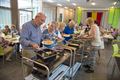 Bewoners van Hoevezavel en Kapittelhof naar kerk