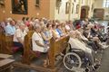 Bewoners van Hoevezavel en Kapittelhof naar kerk