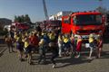 Schoolkinderen op bezoek bij brandweer