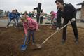 Meer groen op speelplaats Hand in Hand