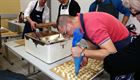 KWB Koersel maakt Belgische pralines